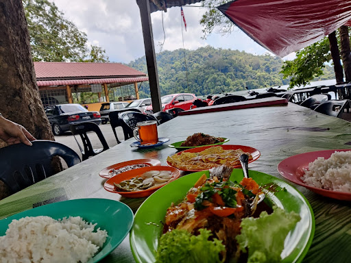 Kedai Makan Tasik Gubir, gubir station
