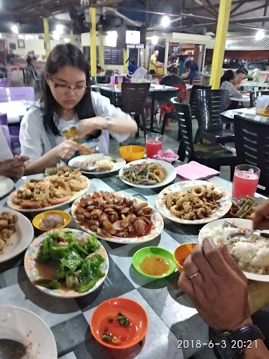 Restoran seafood tepi laut