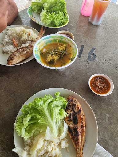 Restoran Pantai Paka Selera Kampung
